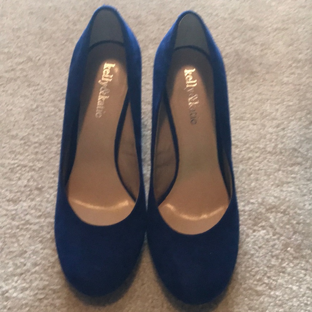 Blue pumps